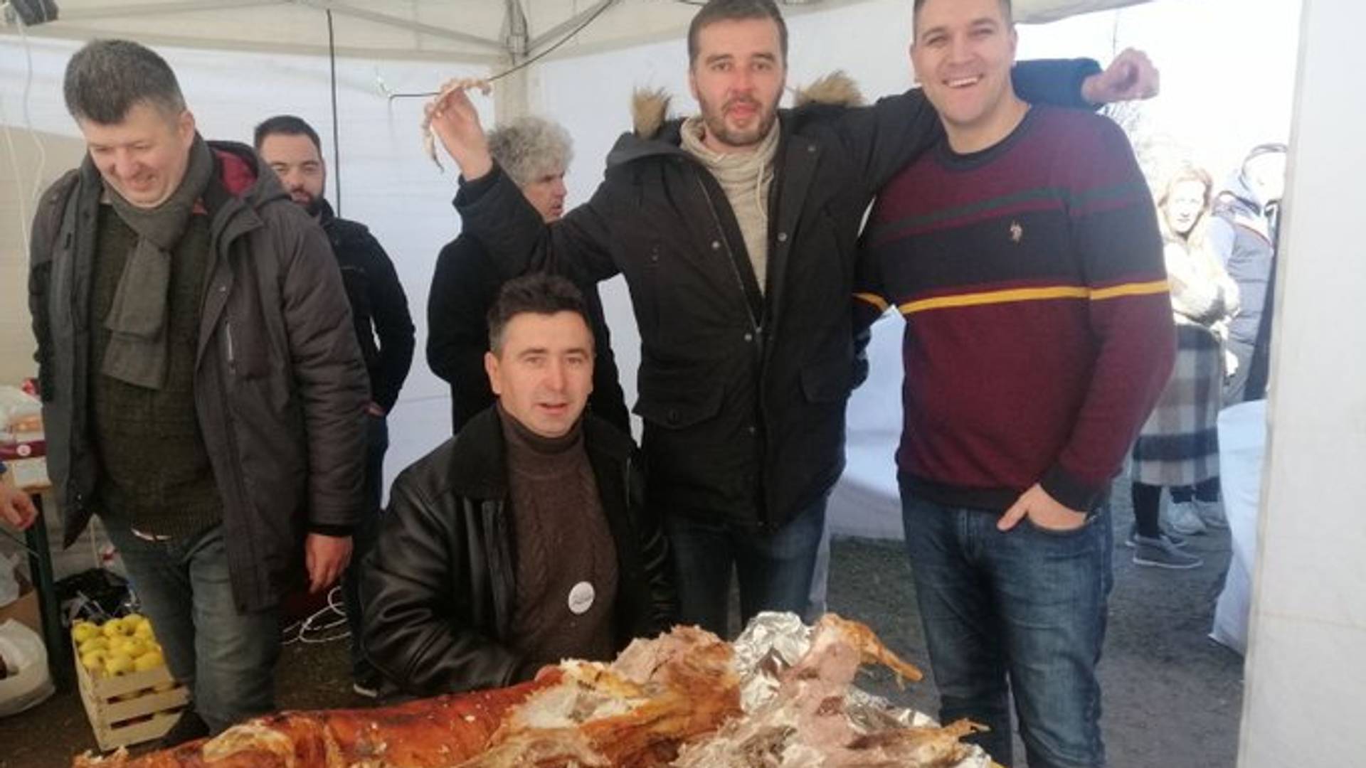 Vučić i Brnabić su doneli pivo, a zapevala je i Vendi - ljudi prave fotomontaže Manojlovićevog kampovanja i urnebesne su