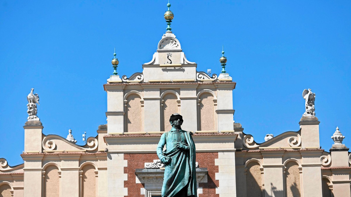 Wczoraj przed godziną ósmą rano patrol Straży Miejskiej pełniący służbę w Rynku Głównym zauważył na cokole pomnika Adama Mickiewicza napis o długości około 1,5 metra, naniesiony grubym brązowym pisakiem.