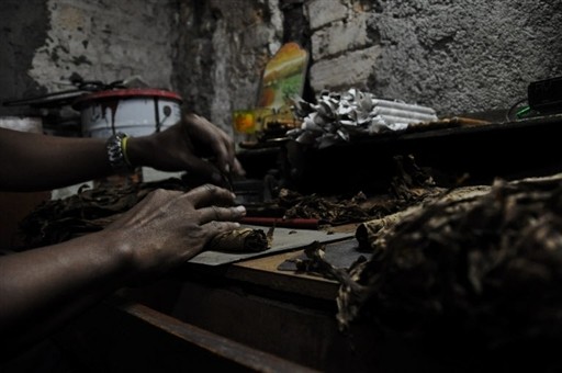 CUBA - CIGARS - CLANDESTINE - MAKER