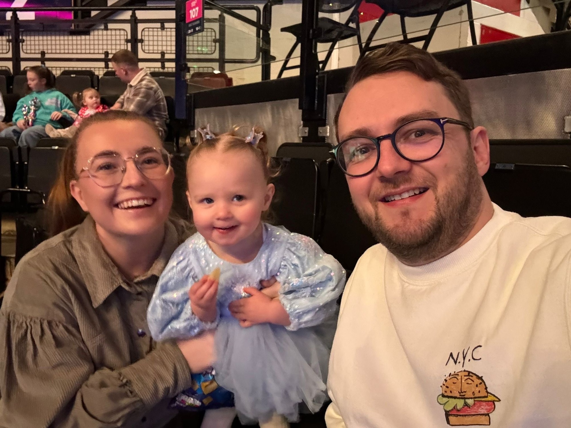 Dvojročná Isobel, ktorá tragicky zomrela po páde do jazierka, s rodinou. 