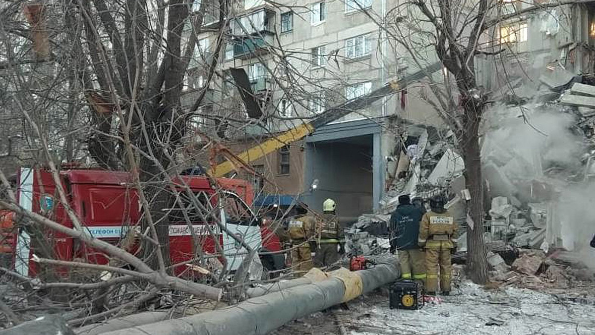 O znalezieniu ósmej ofiary wybuchu gazu i zawalenia części budynku mieszkalnego w Magnitogorsku (Rosja) poinformowali rano ratownicy. Ponad dobę po katastrofie szanse na znalezienie pod gruzami żywych osób są znikome. Temperatura w nocy dochodziła do -27 st. C.