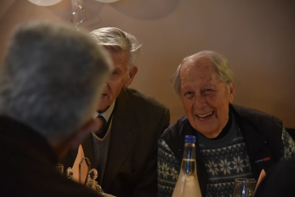 Vesela družina okuplja jednom mesečno u restoranu