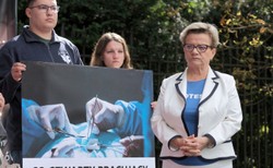 Protestujący medycy do premiera: Zapraszamy do "Białego miasteczka"