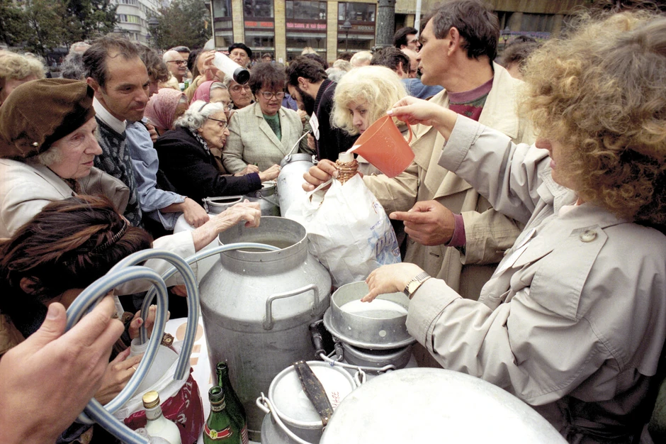 Za čašu mleka: Posle zamrzavanja cena osnovnih životnih namirnica deficitarna roba – mleko, ulje, šećer, brašno – nije mogla da se nađe legalno, a za najsiromašnije su jedini izvor snabdevanja bile povremene humanitarne akcije