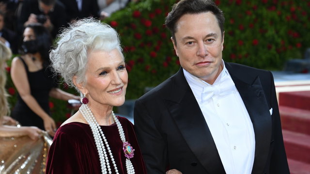 Így néz ki Elon Musk gyönyörű, 74 éves anyukája egy fürdőruhás címlapfotón