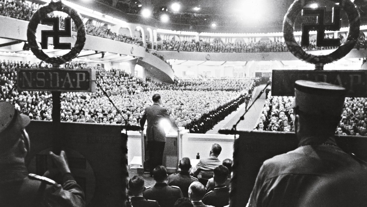 Kriegswinterhilfswerk - Erffnung im Berliner Sportpalast; Blick ber das Auditorium whrend Hitler spr