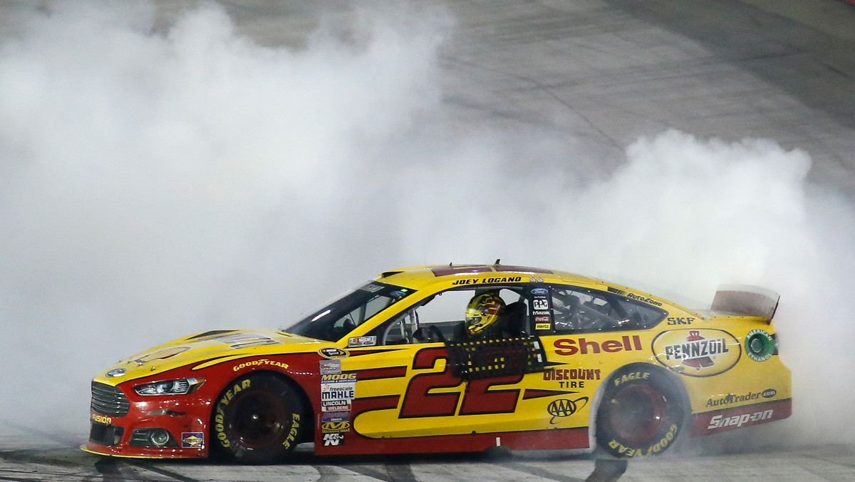 Joey Logano wygrał wyścig drugiej rundy decydującej o mistrzostwie formuły NASCAR na torze w New Hapshire. Dla kierowcy zespołu Team Penske był to domowy wyścig.