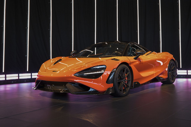 Nowe superauto McLarena 765LT bazuje na modelu 720S, z tym, że jest o 176 funtów (niecałe 80 kg) lżejszy niż wersja 720. Auto McLaren 765LT wyposażone jest podwójnie doładowany silnik V8 4,0, który umieszczony jest w tylnej części pojazdu. Jest to 4-litrowa jednostka napędowa V8 z podwójnym turbodoładowaniem z modelu 720S, która została, powiedzmy, nieco zmodyfikowana w celu uzyskania 755 KM oraz prawie 800 Nm maksymalnego momentu obrotowego.