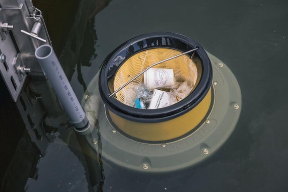 Gdańsk, ul. Szafarnia. Seabin, czyli morski kosz na śmieci. Fundacja Mare przekazuje urządzenie GOS