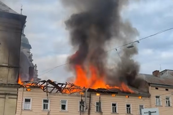 (VIDEO) DRON SE U PUNOJ BRZINI ZABIJA U CRKVU, LJUDI BEŽE U PANICI! Jeziv snimak iz srca Lavova: Odjeknula snažna eksplozija, vatra guta sve pred sobom: Rusija udarila na svetinju pod zaštitom UNESCO