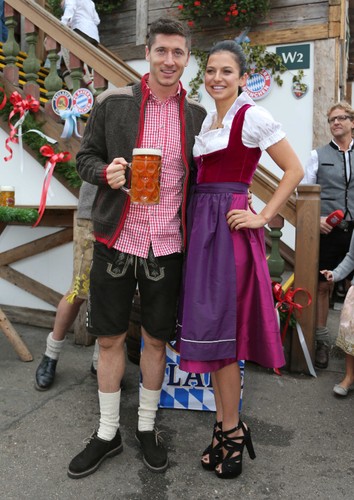 Lewandowscy na Oktoberfest. W takich strojach jeszcze ich nie widzieliście