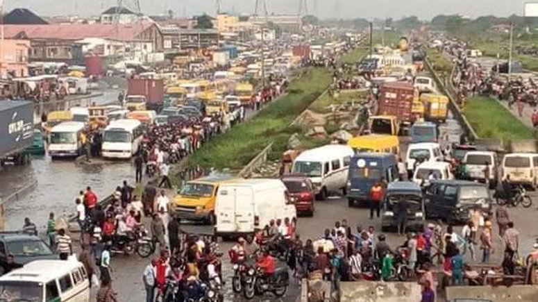 FG completes plan to start palliative work on Lagos-Badagry expressway. (Punch)