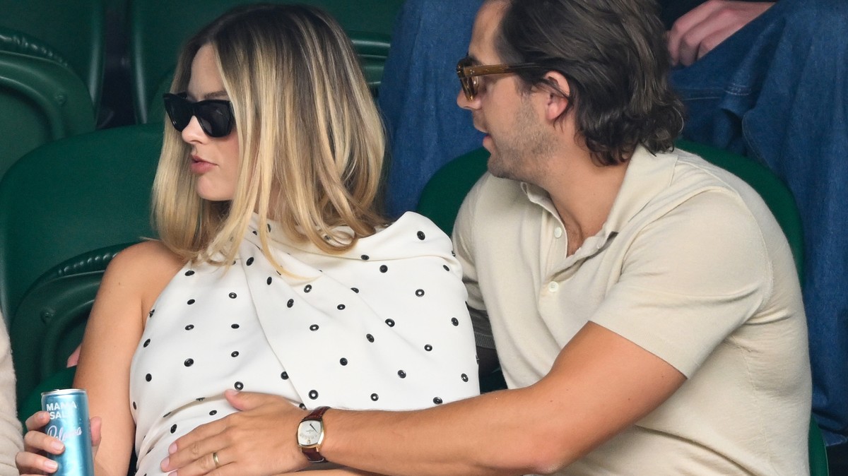 Tom Ackerley a wimbledoni lelátón simogatja Margot Robbie terhespocakját – Egy csókot is elkaptak a lesifotósok