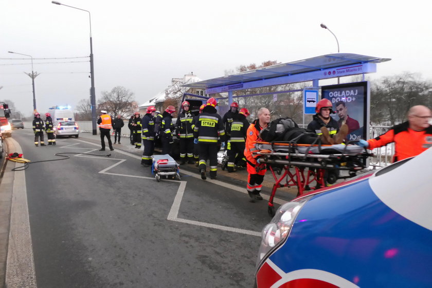 Wypadek w Warszawie. Samochód wjechał w przystanek. Są ranni