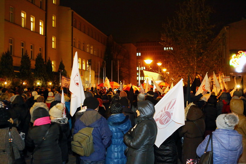Protest przeciwko reformie edukacji w Pasażu Schillera w Łodzi 
