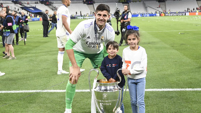 Két gyermeke mellett két gyönyörű szépség is szorított a Real Madrid kapusának sikeréért