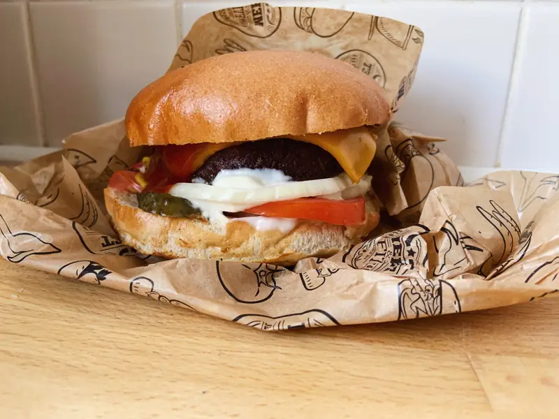 Nowy roślinny burger o smaku mięsna. Jest o wiele tańszy niż Beyond Meat