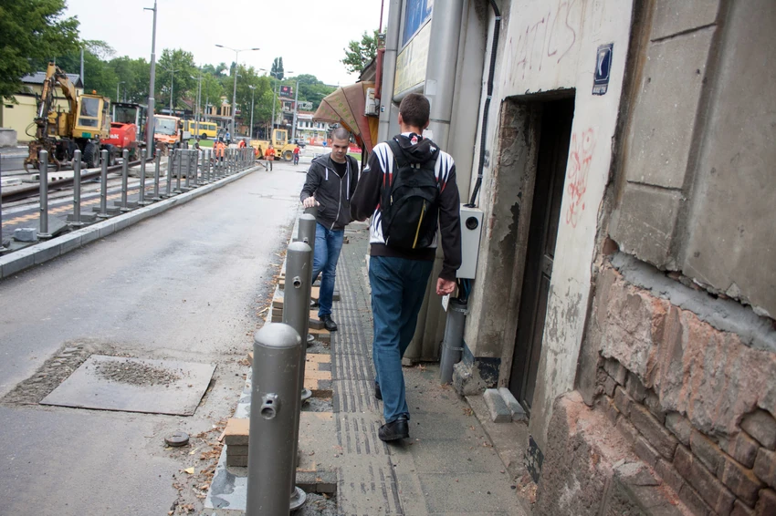 Na uskom trotoaru mesta ima samo za jednog 