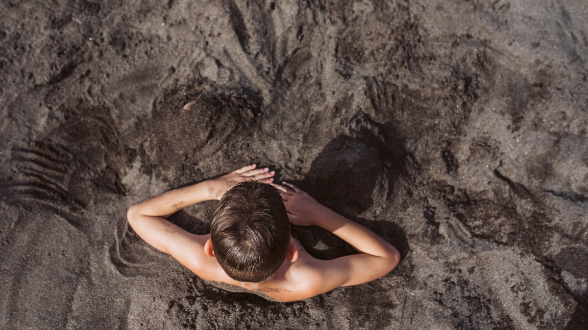 Dečak na plaži - ilustracija