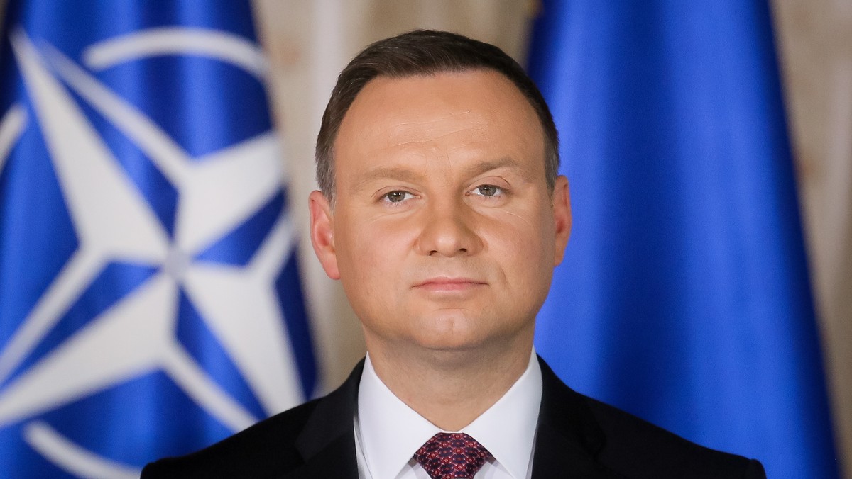 Prezydent Andrzej Duda podpisał ustawę wstrzymującą sprzedaż państwowej ziemi na pięć lat i zmieniającą zasady obrotu gruntami rolnymi.