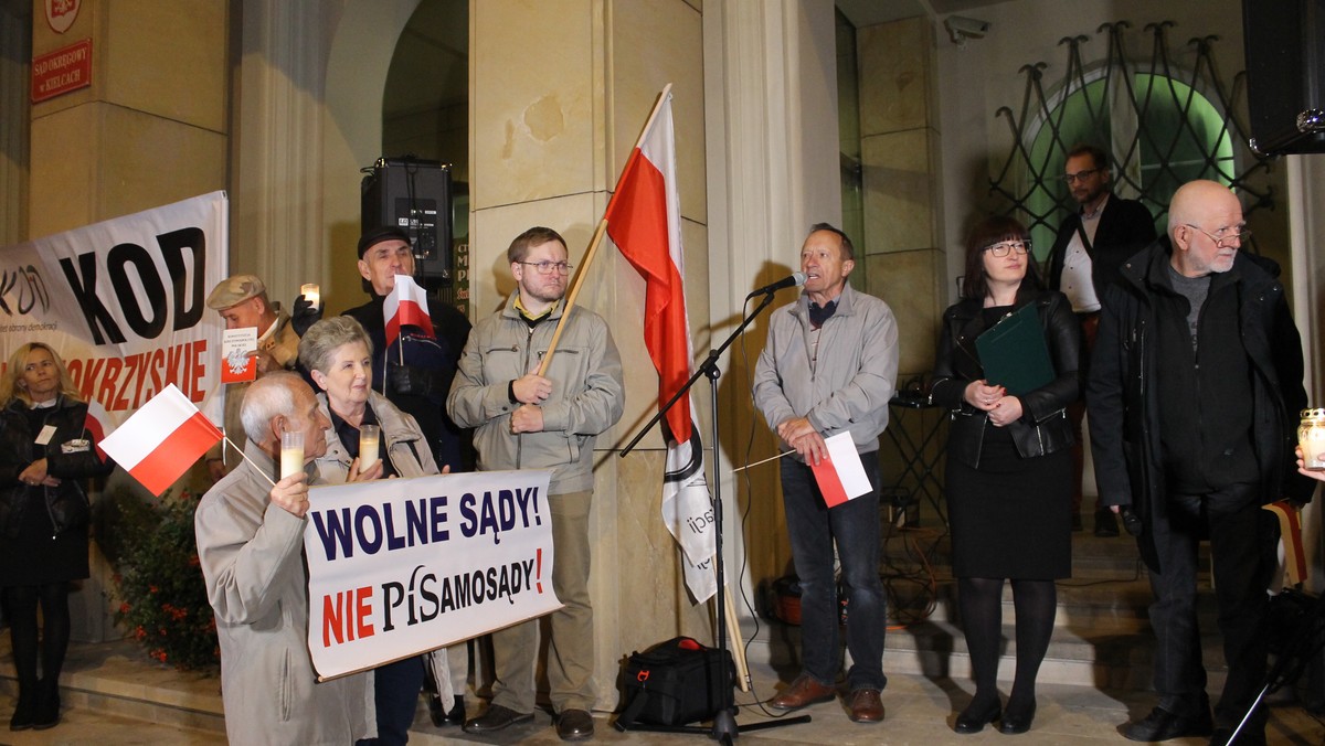 - Musimy się domagać cofnięcia praw niszczących polskie sądownictwo. Musimy się domagać odejścia ministra Ziobry, symbolu destrukcji polskiego wymiaru sprawiedliwości – mówią świętokrzyscy działacze KOD. W najbliższy poniedziałek znów wrócą przed Sąd Okręgowy w Kielcach, aby demonstrować w obronie niezawisłości sędziów i niezależności sądownictwa.