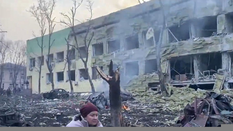 Zniszczony po rosyjskim nalocie sierociniec i szpital położniczy w Mariupolu,