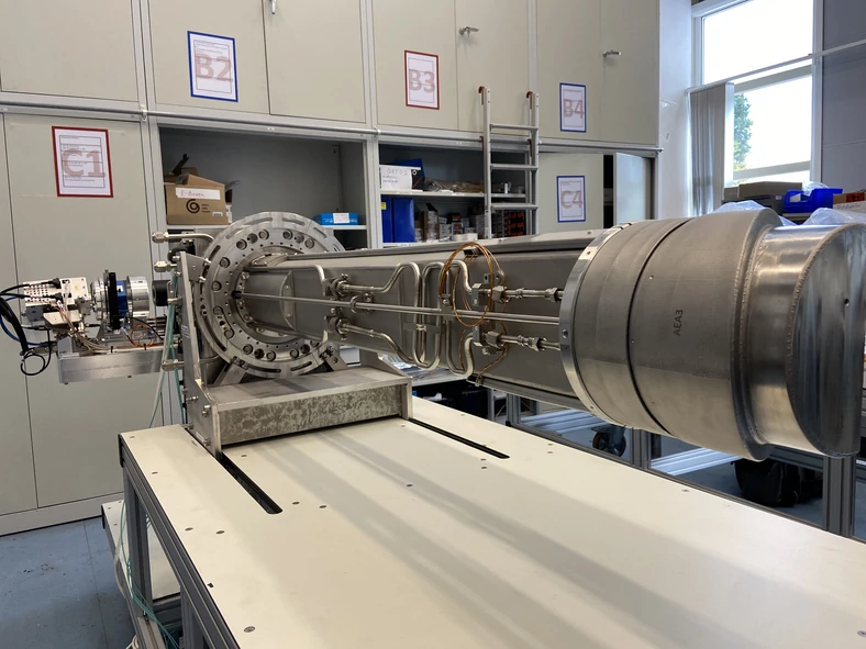 Układ obserwacyjny Wendelstein 7-X Głównymi elementami układu jest kamera termowizyjna, która w czasie rzeczywistym (monitoruje) chroni komorę Wendelsteina przed przegrzaniem