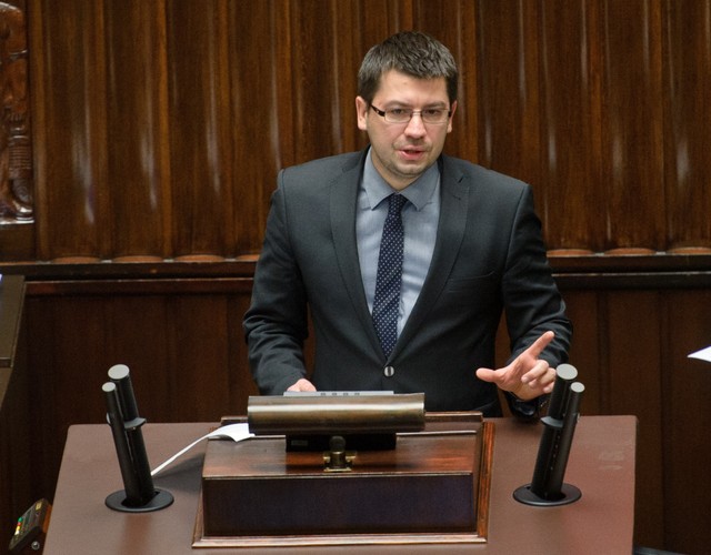 <strong>7. Mariusz Haładyj, wiceminister rozwoju, w zeszłym roku niesklasyfikowany</strong>
<br><br>
Jasionka pod Rzeszowem, gospodarczy Kongres 590, na którym zaprezentowana została konstytucja biznesu. Na jednej z kanap, za filarem, siedzi skulony mężczyzna w garniturze. To właśnie Haładyj, twórca pakietu reform gospodarczych, w tym wspomnianej konstytucji. Chowa się przed tłumem urzędników, polityków i dziennikarzy, którzy chcą osobiście złożyć gratulacje. Dlaczego? Jak sam wyjaśnia, lepiej się czuje w pracy, analizując teksty ustaw, niż na bankietach. Co ciekawe, wiceminister jest jednym z nielicznych, którzy przetrwali dobrą zmianę. Odpowiadał za projekty ustaw gospodarczych w resorcie kierowanym przez Janusza Piechocińskiego, a teraz za to samo odpowiada u wicepremiera Morawieckiego. Być może dlatego, że oprócz niewątpliwych walorów merytorycznych nie ma ambicji politycznych i woli stać w drugim szeregu.