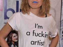 Czy to jest cool? Wulgarne "przesłanie" na koszulce Kasi Rosłaniec