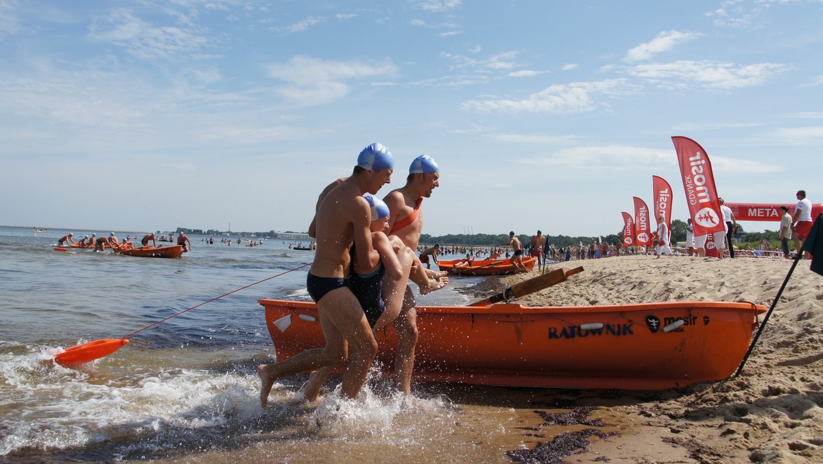 Akcja ratownicza na czas, sztafeta, bieg połączony z pływaniem - to tylko niektóre zadania, z którymi musieli się zmagać ratownicy wodni. W niedzielę na plaży w Gdańsku Brzeźnie odbyły się Pomorskie Zawody Ratownicze. W zmaganiach wzięły udział ekipy ratownicze z Trójmiasta i z Półwyspu Helskiego. Najlepszymi ratownikami na Pomorzu kolejny raz została ekipa z Brzeźna!