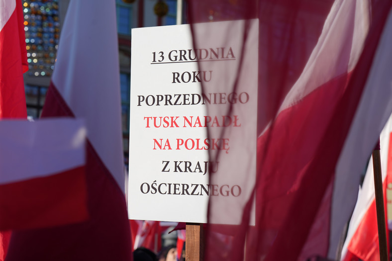 Protest zwolenników PiS we Wrocławiu. Pojawiały się transparenty atakujące Donalda Tuska