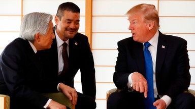 Donald Trump wita się z cesarzem Japonii. Podał mu rękę, ale się nie skłonił