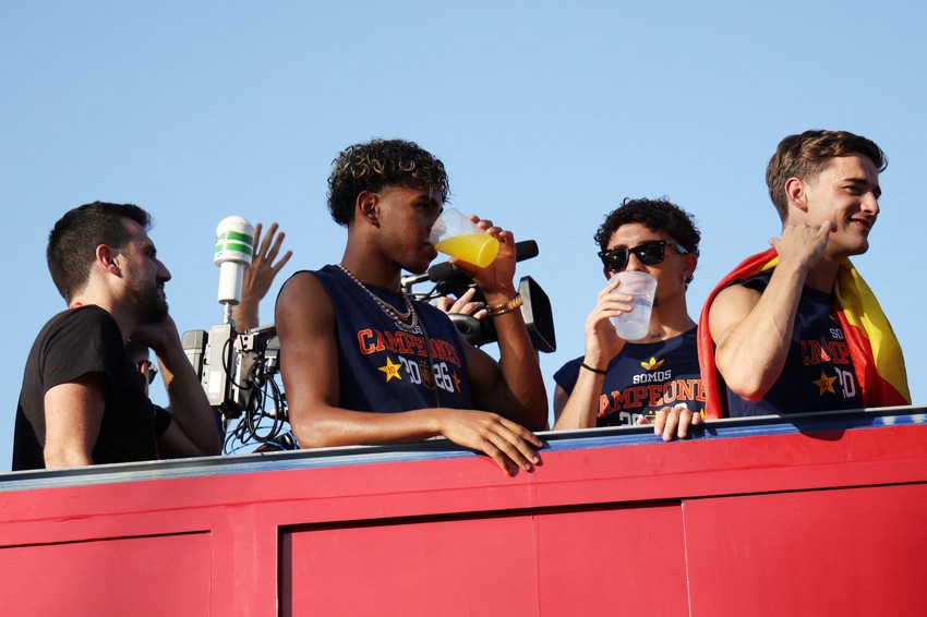 Lamin Jamal se osvežava na gornjem spratu autobusa tokom parade | Foto: Reuters