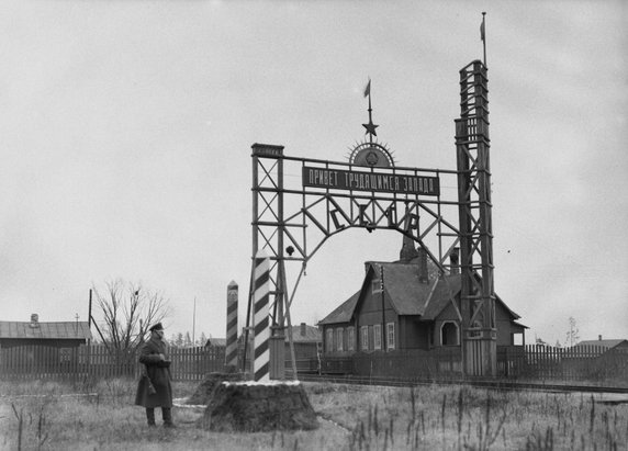 Wjazd na stronę radziecką (1934, CC0 1.0 Universal (CC0 1.0) Przekazanie do Domeny Publicznej).