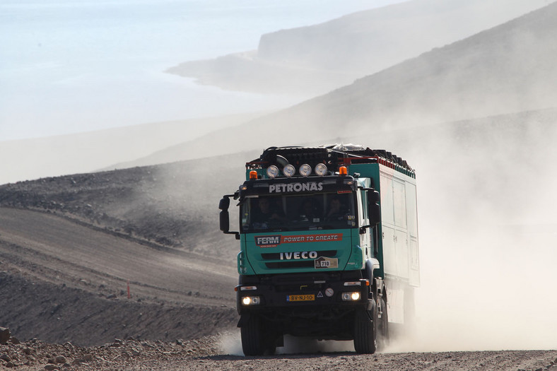 Dakar 2013: ciężarówka bez skrzyni, Małysz traci oddech (13. etap, wyniki, galeria)