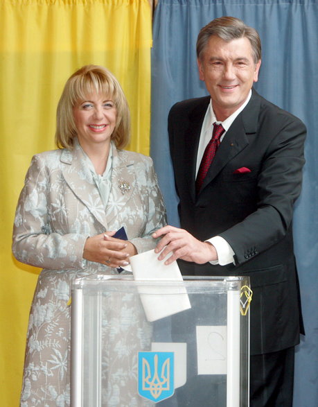 Wiktor Juszczenko z żoną Kateriną podczas głosowania w lokalu wyborczym w Kijowie podczas wyborów parlamentarnych w 2007 r.