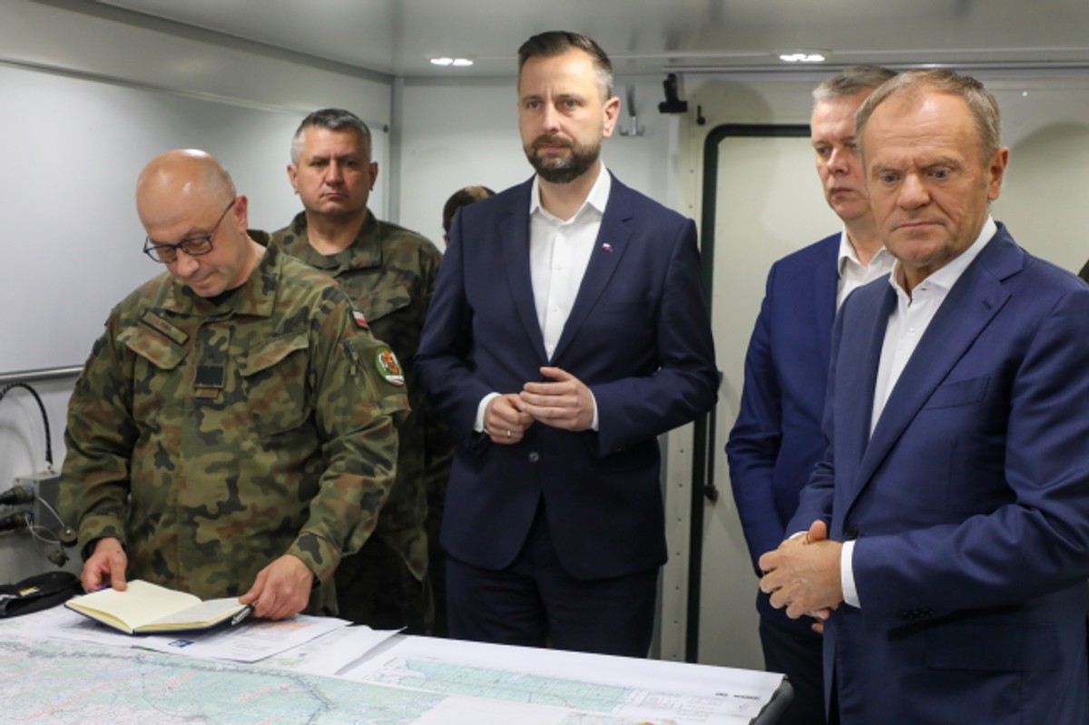 Dubicze Cerkiewne, 29.05.2024. Premier Donald Tusk, wicepremier, szef MON Władysław Kosiniak-Kamyszoraz szef MSWiA Tomasz Siemoniakpodczas odprawy z dowództwem służb mundurowych w placówce Straży Granicznej w Dubiczach Cerkiewnych