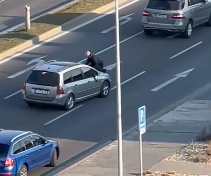 Polícia začala trestné stíhanie v prípade muža, ktorý vyskočil na kapotu auta.