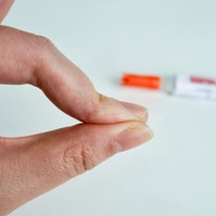 Így távolíthatja el a pillanatragasztót a bőréről