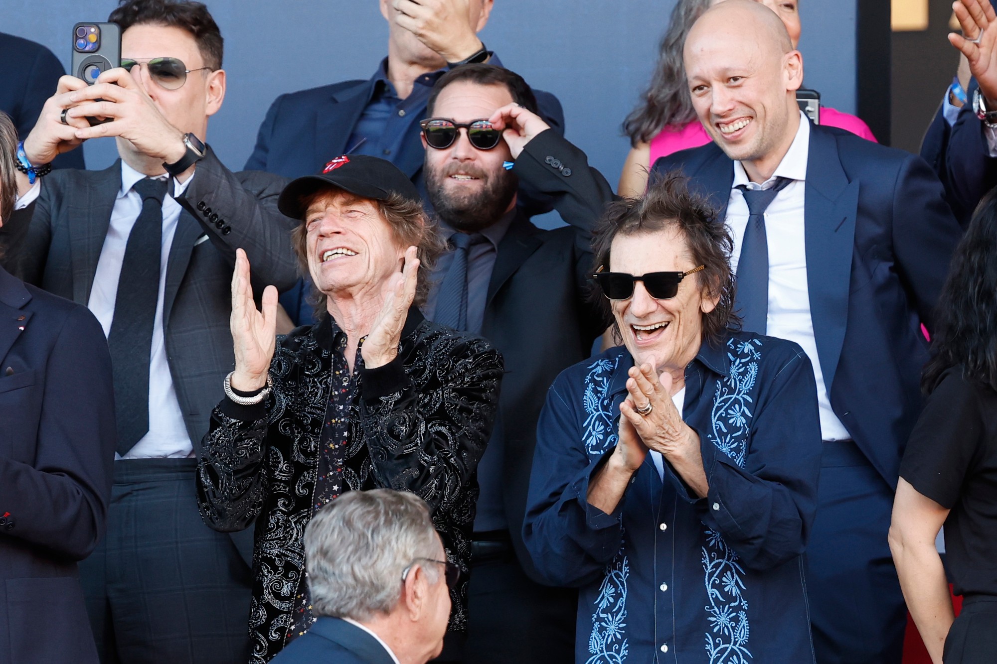 Mick Jagger (uprostred) a Ronnie Wood (vpravo) zo skupiny The Rolling Stones.