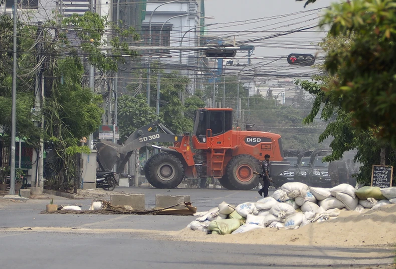 Uklanjanje demonstrantskih barikada u Mandalaju