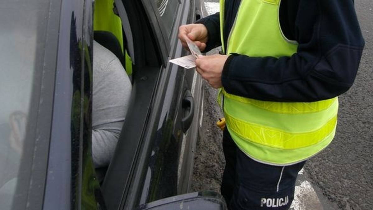 Złotowscy policjanci zatrzymali pijanego kierowcę volkswagena. Mężczyzna miał prawie promil alkoholu w wydychanym powietrzu. Dodatkowo wyszło na jaw, że jeden z jego pasażerów posiadał przy sobie narkotyki. Teraz obaj za swoje postępowanie odpowiedzą przed sądem.