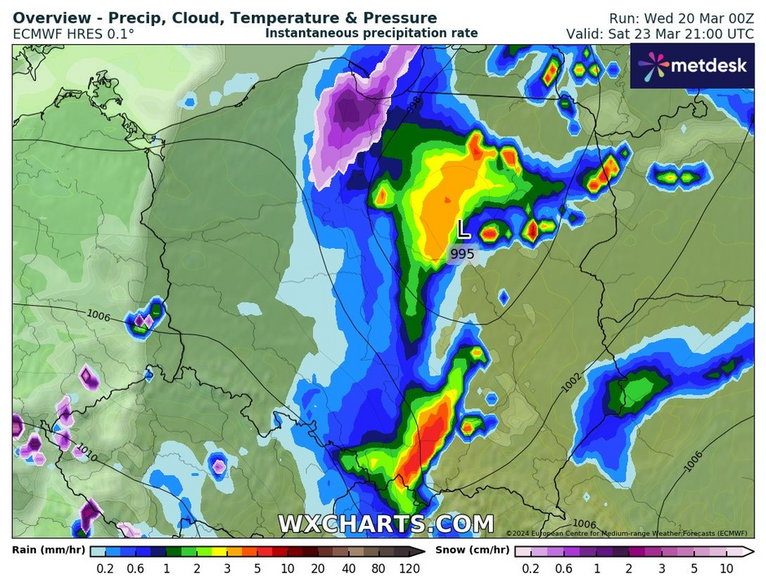 Już w weekend opady deszczu zaczną zamieniać się w deszcz ze śniegiem, a nawet w śnieg (kolor fioletowy na mapie)