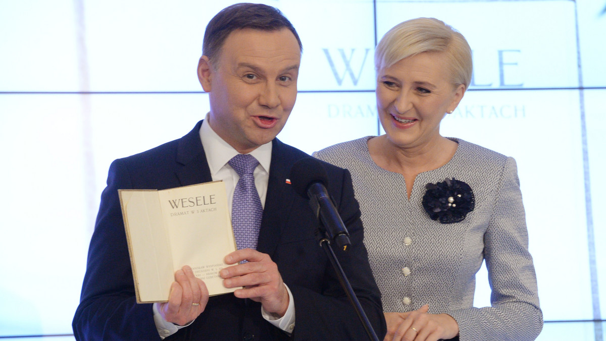 "Wesele" Stanisława Wyspiańskiego zwyciężyło w plebiscycie Narodowe Czytanie 2017. Prezydent Andrzej Duda ogłosił zwycięzcę podczas gali z okazji Międzynarodowego Dnia Języka Ojczystego. - Naprawdę warto po raz kolejny przeczytać tę piękną pozycję naszej literatury - przekonywał we wtorek.