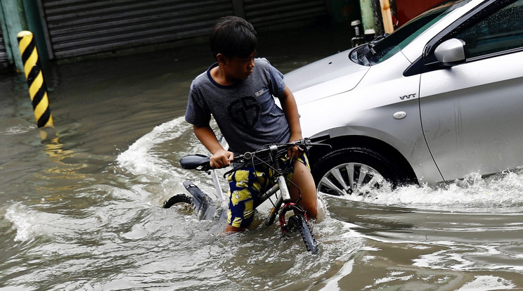 A helyiek szinte úsztak a rájuk zúdult esővíz miatt Peking utcáin / Fotó: EPA/FRANCIS R. MALASIG
