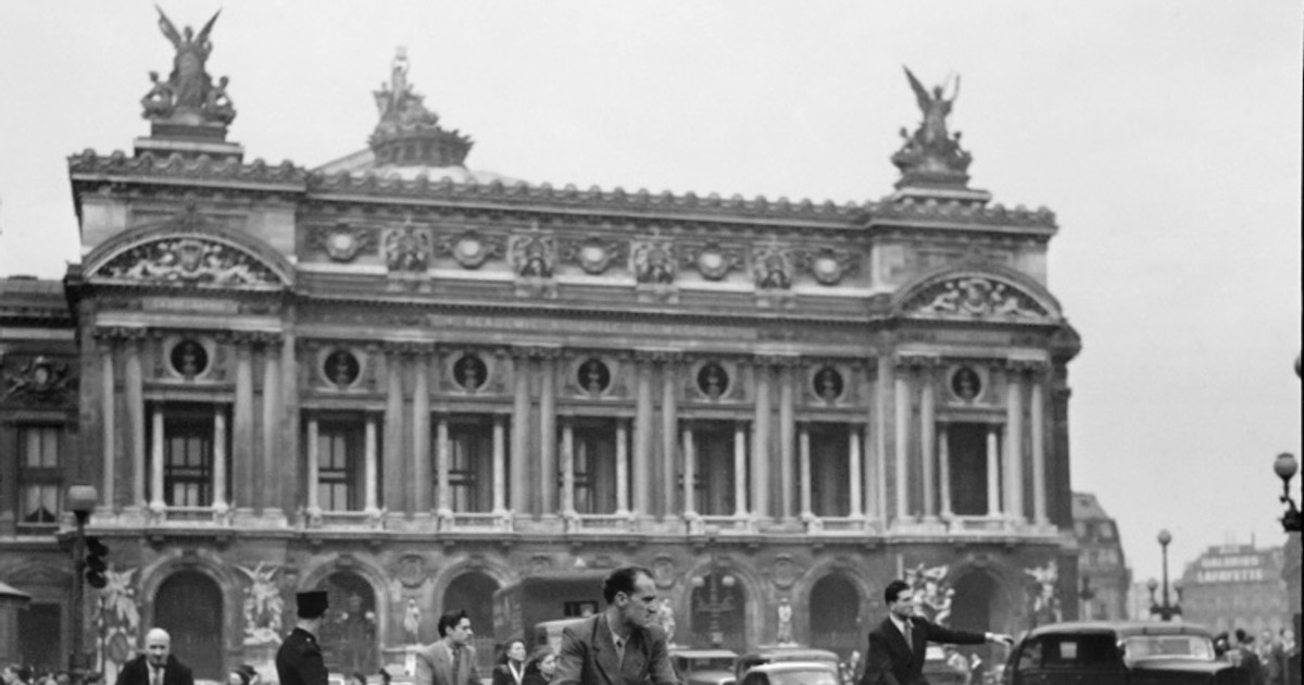 Bikes wedge their way into heavy Paris traffic [ARTICLE]