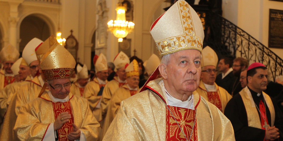 Arcybiskup skandalista na uroczystej mszy. Jak się tłumaczy?