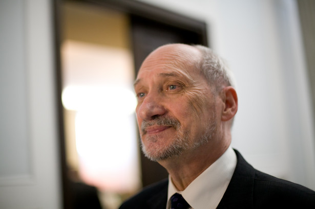 Palikot o szykanach i śmierci agentów. Macierewicz grozi mu prokuraturą