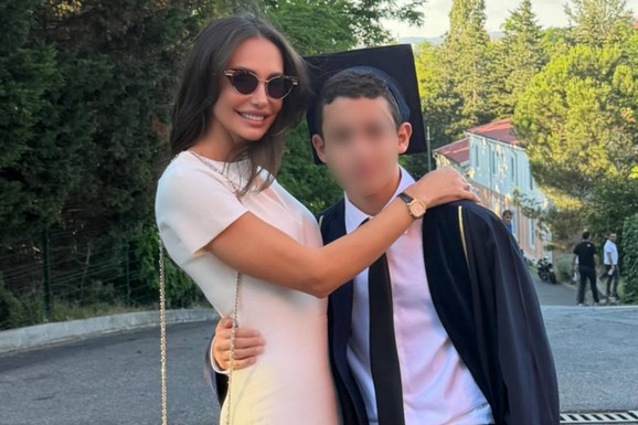 EMINA JAHOVIĆ I MUSTAFA SANDAL NA MATURI MLAĐEG SINA! Pevačica u beloj haljini pripijenoj uz telo, pucaju od sreće zbog naslednika: "Najbolje tek dolazi"