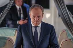 Premier Donald Tusk na pokładzie samolotu rządowego.